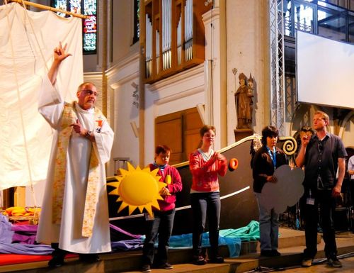 Ralf Schmitz feiert mit der Arche Gottesdienst beim Kirchentag 2013 in Hamburg