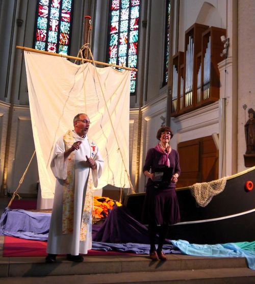 Ralf Schmitz und die damalige Arche-Leiterin Astrid Froeb beim Gottesdienst in der Hamburger Petri-Kirche