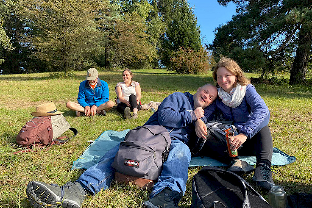 Bild zeigt Personen auf einer Wiese.