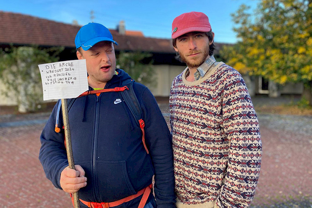 Bild zeigt zwei Personen mit Wanderstock.