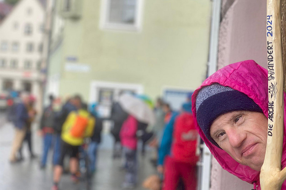 Bild zeigt eine Person mit Wanderstock.