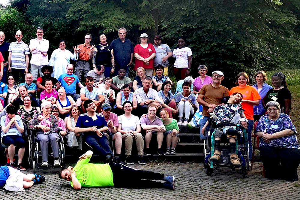 Bild zeigt eine große Gruppe Menschen.