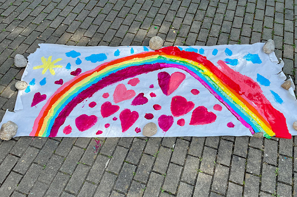 Bild zeigt einen Regenbogen, Herzen und eine Sonne.
