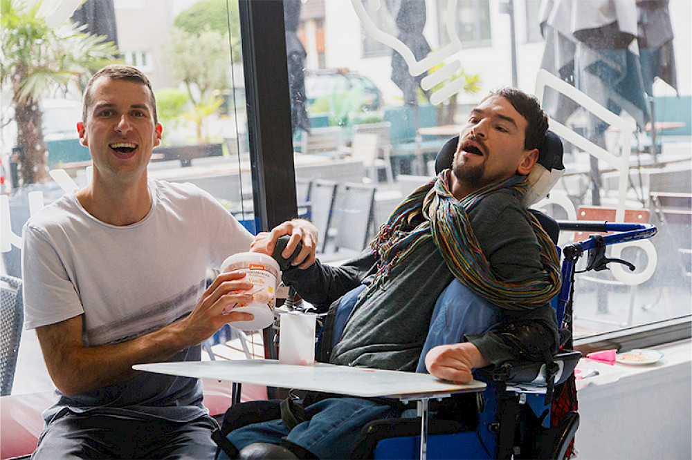 Bild zeigt zwei Personen beim Essen.