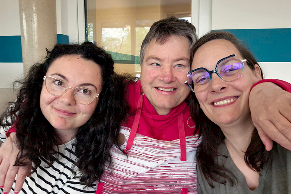 Bild zeigt drei lachende Personen.