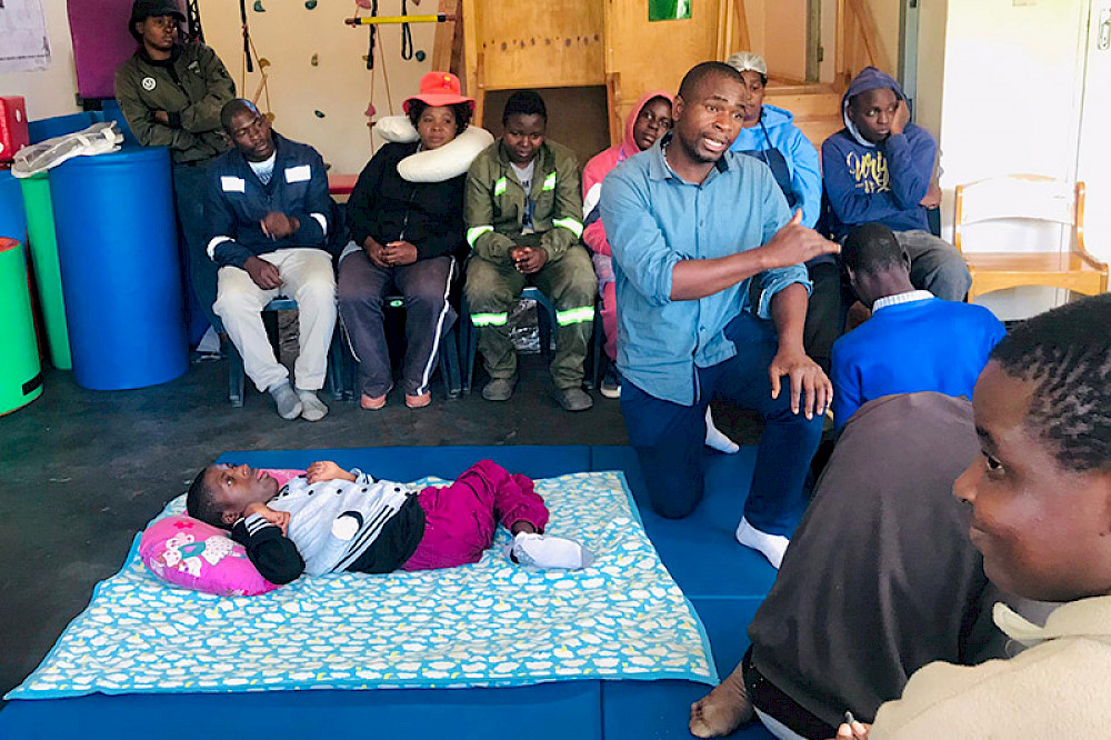 Bild zeigt Personen bei einem therapeutischen Workshop.