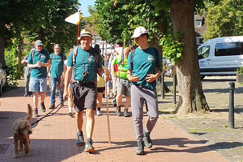 Das Bild zeigt Menschen beim Wandern
